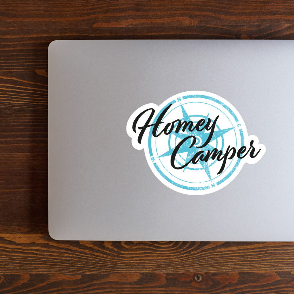Das Homey Camper Logo für die Vermietung eines Wohnmobils mit dem unscharfen und abgedunkelten Moodboard im Hintergrund